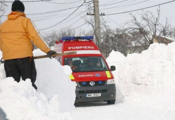 Moldova, lovită de urgia iernii: judeţul Botoşani, rupt de restul lumii